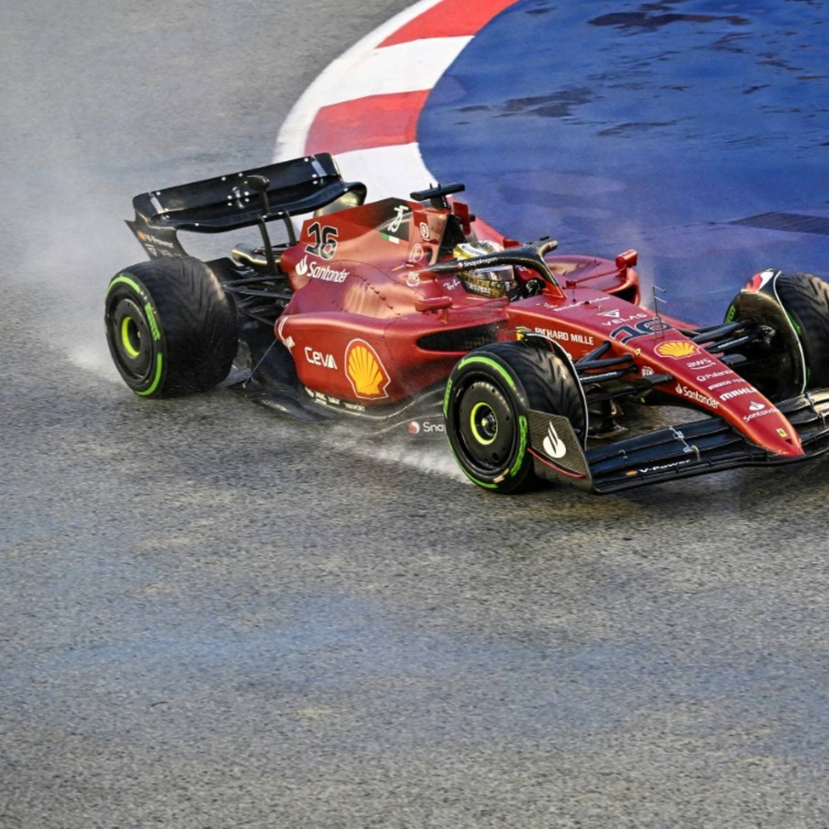 Max Verstappen hat auch bei der verregneten Generalprobe zum Qualifying von Singapur die Bestzeit verpasst.