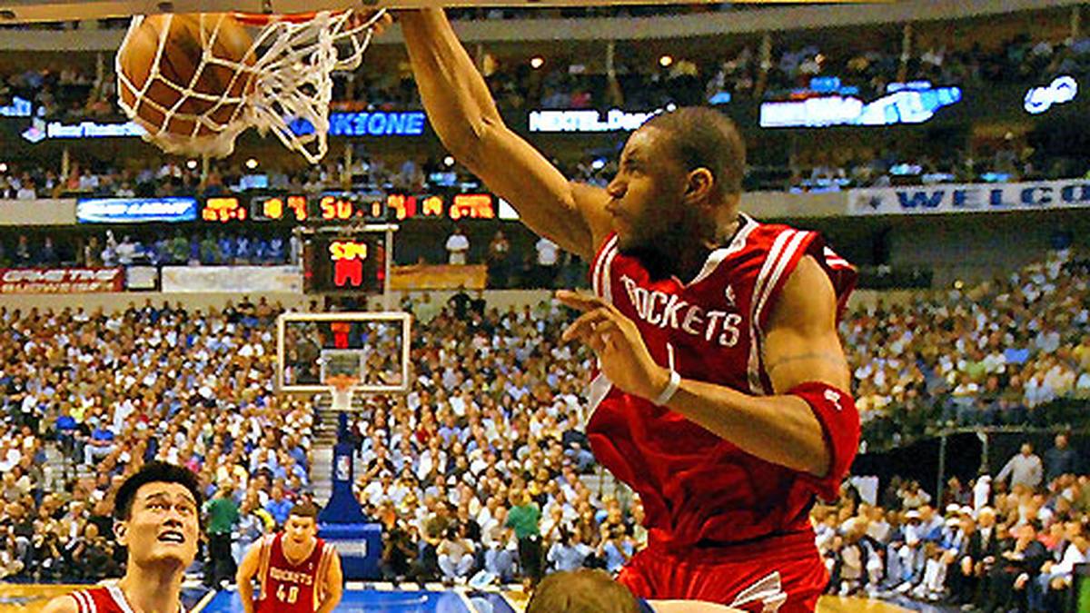 Dort wird McGrady zu Shawn "Siggi" Bradleys Albtraum. In Spiel 2 der Serie gegen Nowitzkis und Bradleys Dallas Mavericks dunkt er über den 2,30m Giganten und deutschen Kurzzeit-Nationalspieler. Nur ein Sieg fehlt, um endlich die erste Runde zu überstehen