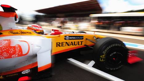 Renault - 2009 noch mit Fernando Alonso am Steuer - gibt seine Rückkehr in die Formel 1 bekannt