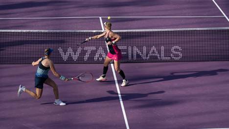 Laura Siegemund (r.) und ihre Doppel-Partnerin Vera Zvonareva bei den WTA Finals