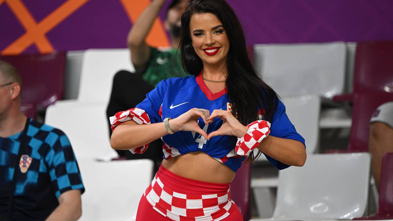 Ivana Knöll: Miss Croatia unterstützt den FC Arsenal gegen Manchester City