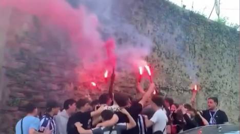 Nach seinem La-Liga-Debüt im Spiel gegen Levante wird der 19-jährige Ibai Aguirre von Real Sociedad euphorisch von seinen Freunden empfangen. 