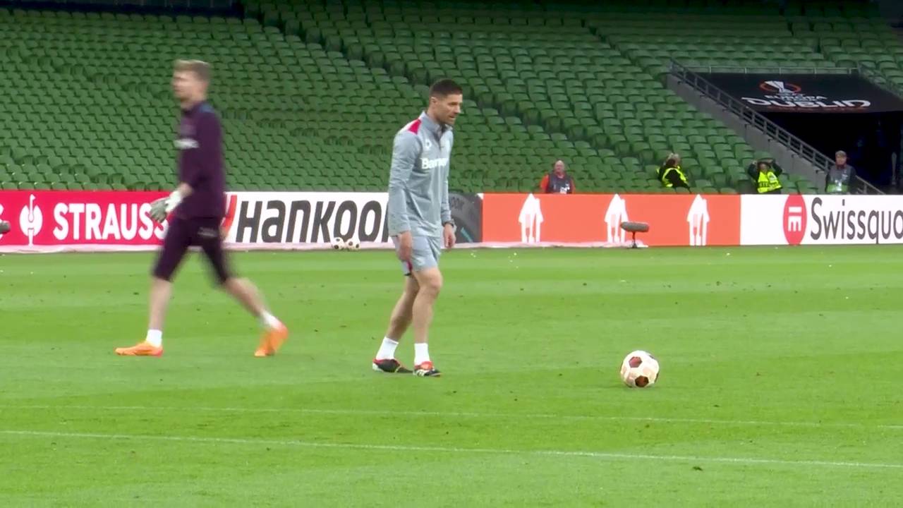 Xabi Alonso kann's immer noch! Bayer-Coach lässt's im Training krachen