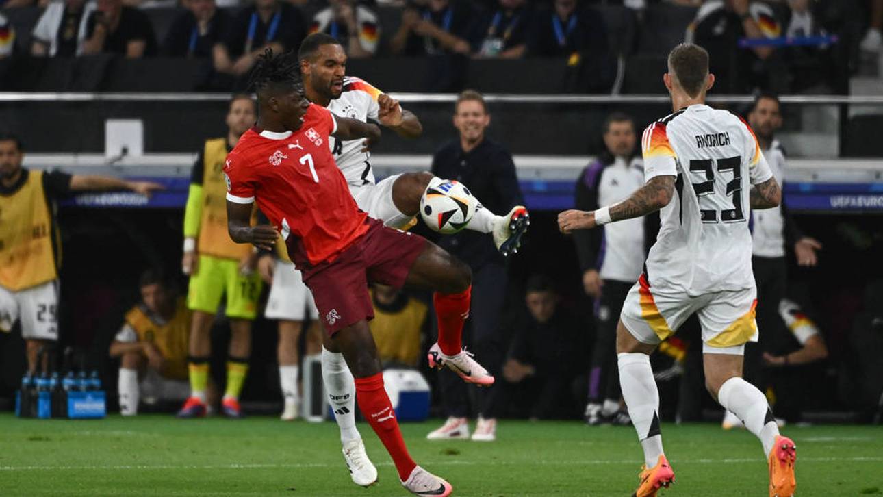 Jonathan Tah handelte sich im Duell mit Breel Embolo eine Gelbe Karte ein