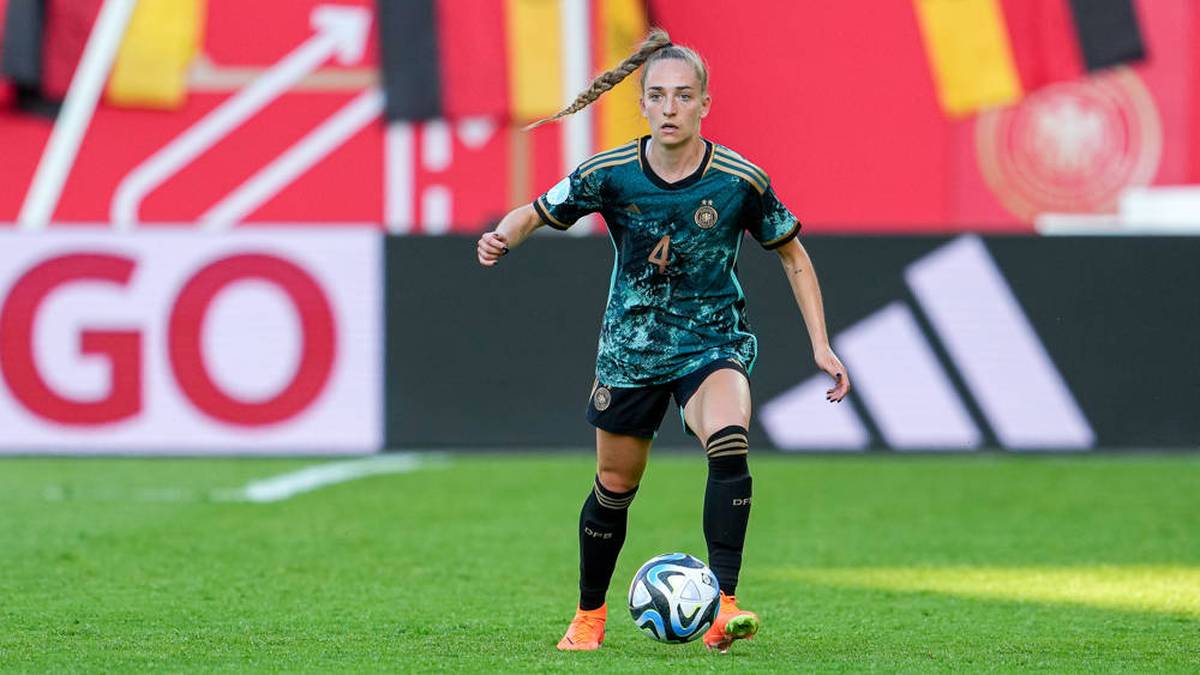 Sophia Kleinherne ist 23 Jahre alt und spielt bei Eintracht Frankfurt. Bislang absolvierte sie 27 Länderspiele und erzielte ein Tor. 2022 wurde sie Vize-Europameisterin