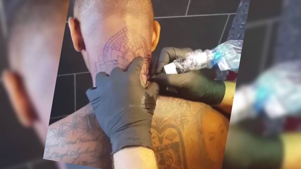 Vidals früherer Bayern-Kollege Jerome Boateng hat ebenfalls eine Leidenschaft für Tattoos. Hier lässt sich der Weltmeister von 2014 ein neues im Nacken stechen