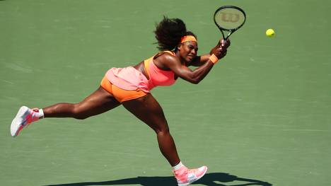 Serena Williams streckt sich nach einem Ball