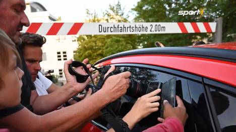 Harry Kane ist nach langen Verhandlungen in München angekommen. Der Tottenham-Stürmer wechselt für rund 100 Millionen Euro zum deutschen Rekordmeister. 