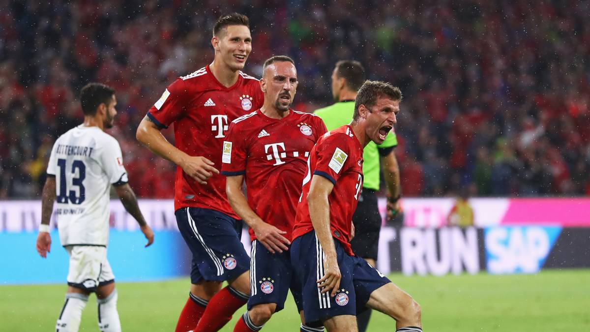 THOMAS MÜLLER: Kam schwer ins Spiel, setzte sich dann mehr in Szene und brach einen Rekord. Sein Kopfball-Tor zum 1:0 (23.) war das dritte Tor des Münchners zum Bundesliga-Start. Bekam per Video-Beweis (Handspiel) das 3:1 aberkannt (88.). Ansonsten laufstark. SPORT1-Note: 2,5