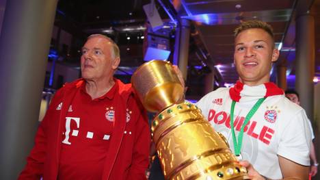Joshua Kimmich (r.) und Bayerns Co-Trainer Hermann Gerland freuen sich über den Sieg im DFB-Pokal