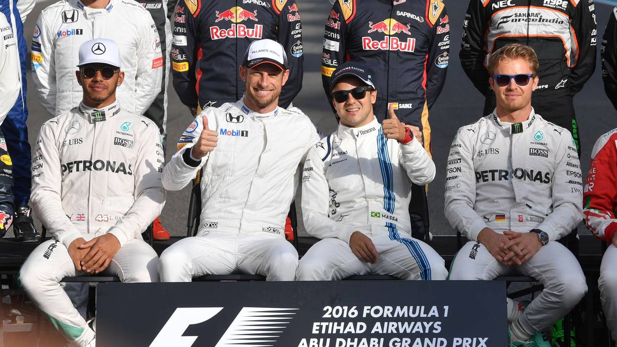 JENSON BUTTON: Sollte Mercedes tatsächlich an einer Übergangslösung für ein Jahr interessiert sein, wäre Button (2. v. l.) ein heißer Kandidat