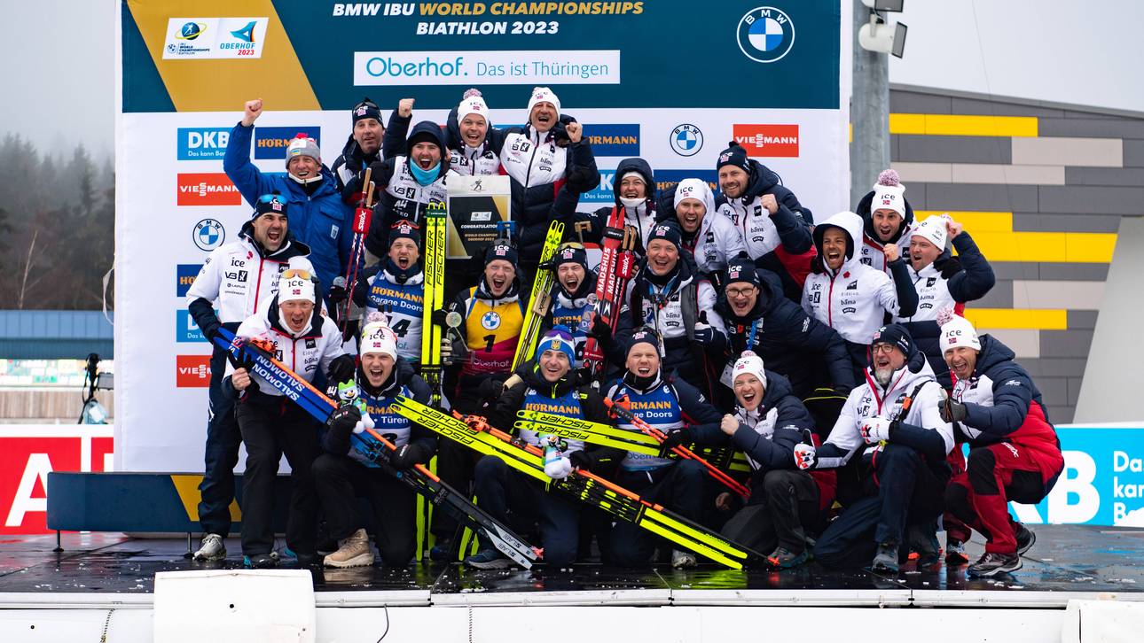 Dmytro Pidruchnyi feiert nach dem Sprintrennen zusammen mit den Nowegern