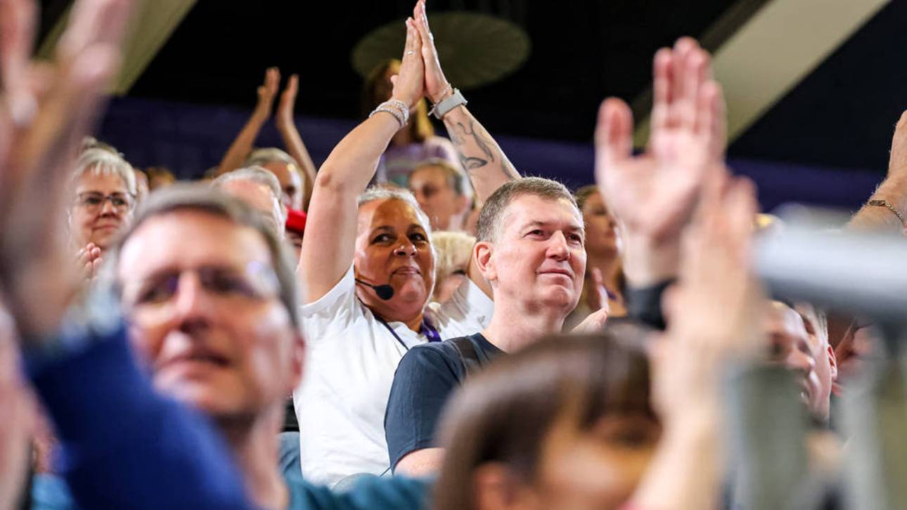 100 Meter-Lauf von den Frauen: Athletin startet zu spät.