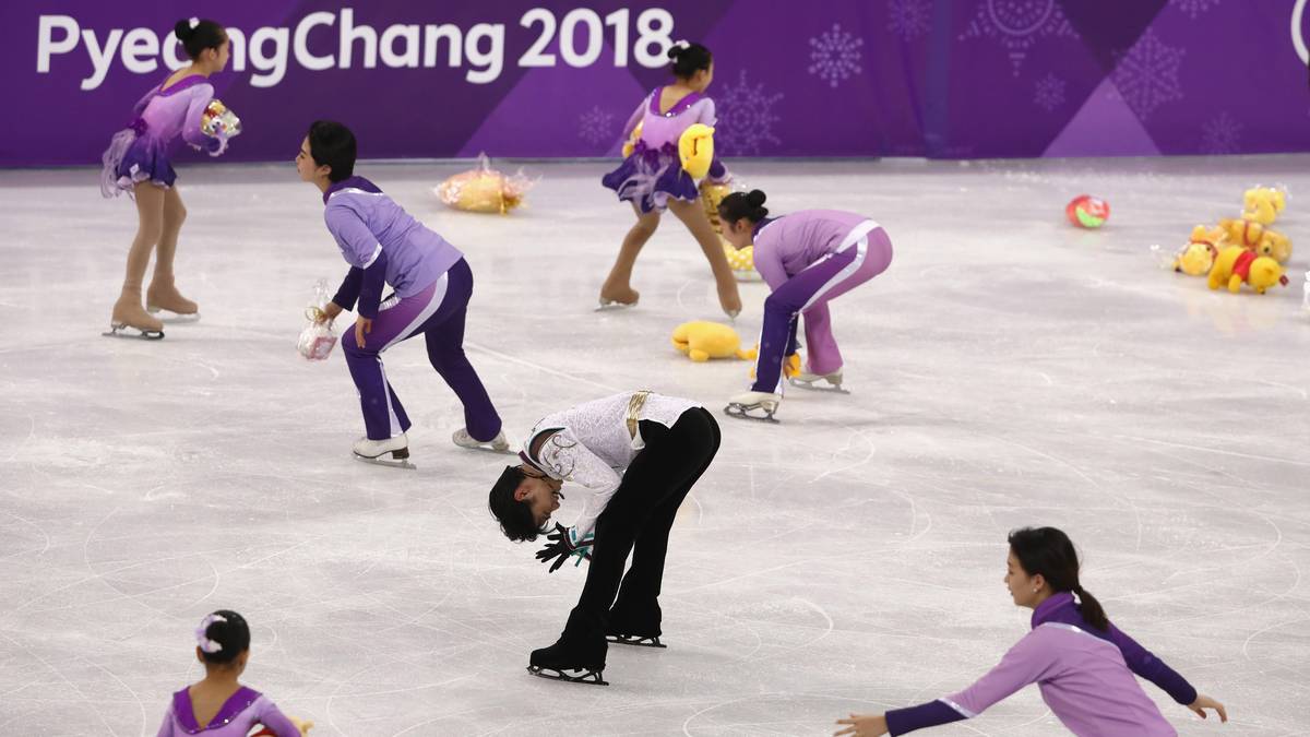 Der japanische Eiskunstläufer Yuzuru Hanyu (Mitte) gewinnt in Pyeongchang sein zweites Olympia-Gold in Folge. Am Ende seiner Kür flogen wie immer dutzende Winnie Puuhs aufs Eis