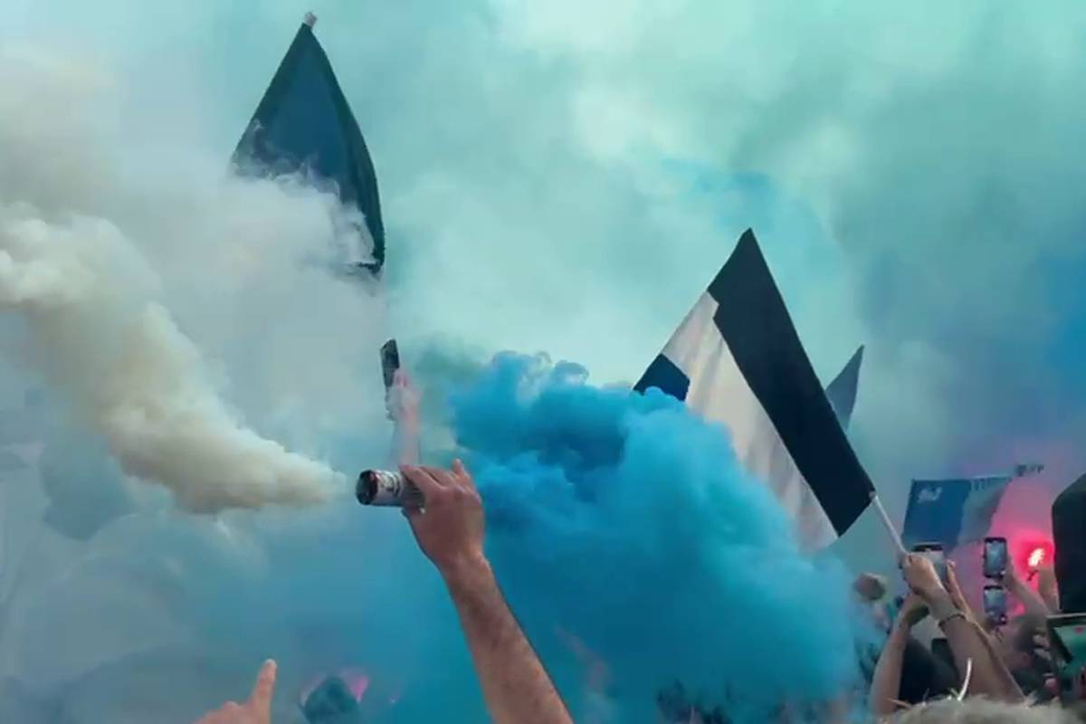 Inter Mailand und der SSC Neapel stehen vor dem Showdown um die italienische Meisterschaft. Vor dem Spiel gegen Cagliari Calcio sorgen die Neapel-Fans bereits für Gänsehaut-Bilder. 