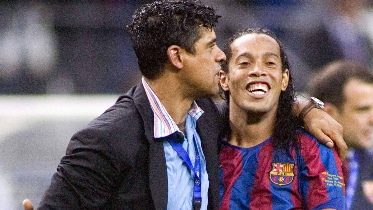 Rijkaard war von 2003 bis 2008 Trainer des FC Barcelona und gewann 2005 den ersten Meistertitel - nach sechs Jahren wieder für die Katalanen. Eine aus heutiger unvollstellbar lange Durststrecke für Barca. Rijkaards größter Erfolg dabei war zweifellos der Champions-League-Titel 2006, denn: Die Mannschaft um den damaligen Weltfußballer Ronaldinho und einen jungen Lionel Messi besiegte im Finale den FC Arsenal mit Torhüter Jens Lehmann. 2008 wurde Rijkaard dann durch Pep Guardiola an der Seitenlinie ersetzt