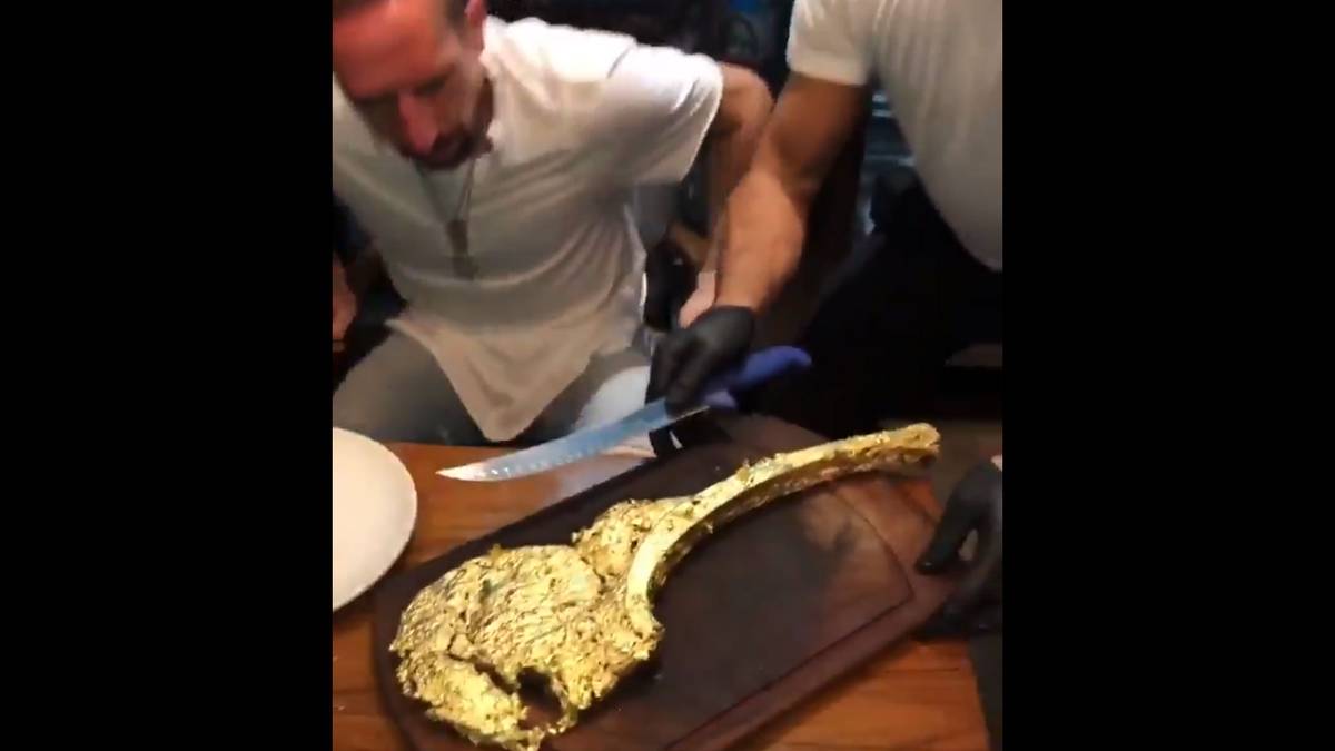 Eine kuriose Affäre, die Bayern in Ribérys letzter Saison beschäftigte: Als er in den sozialen Medien Angriffe einsteckte, weil er stolz ein mit Blattgold verziertes Steak verspeiste, beschimpfte er seine Kritiker übel - Bayern distanzierte sich und verhängte eine hohe Geldstrafe, sah aber von schärferen Konsequenzen ab