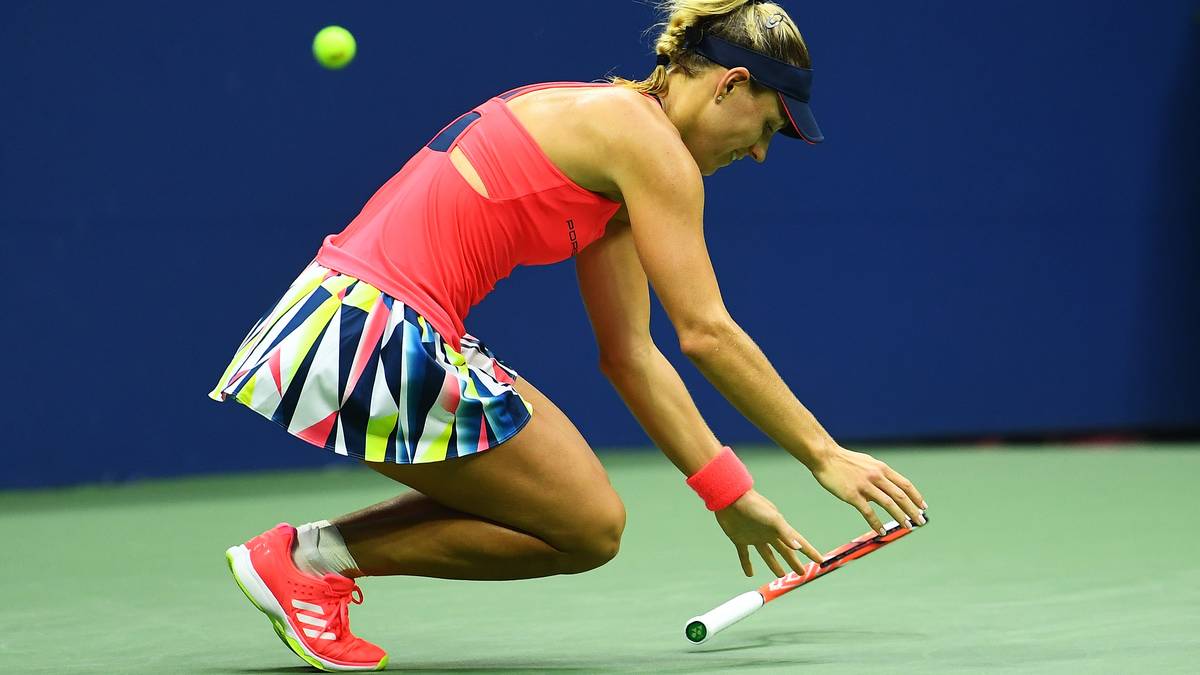 Mit dem besseren Ende für Kerber: Die neue Nummer eins der Weltrangliste sinkt im Moment eines ihrer größten Triumphe zu Boden