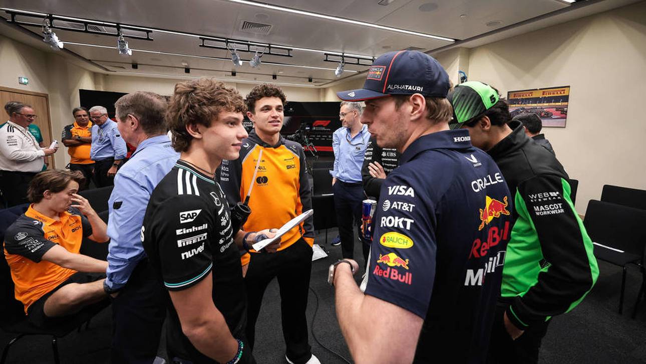 Max Verstappen (r.) lobt Kimi Antonelli
