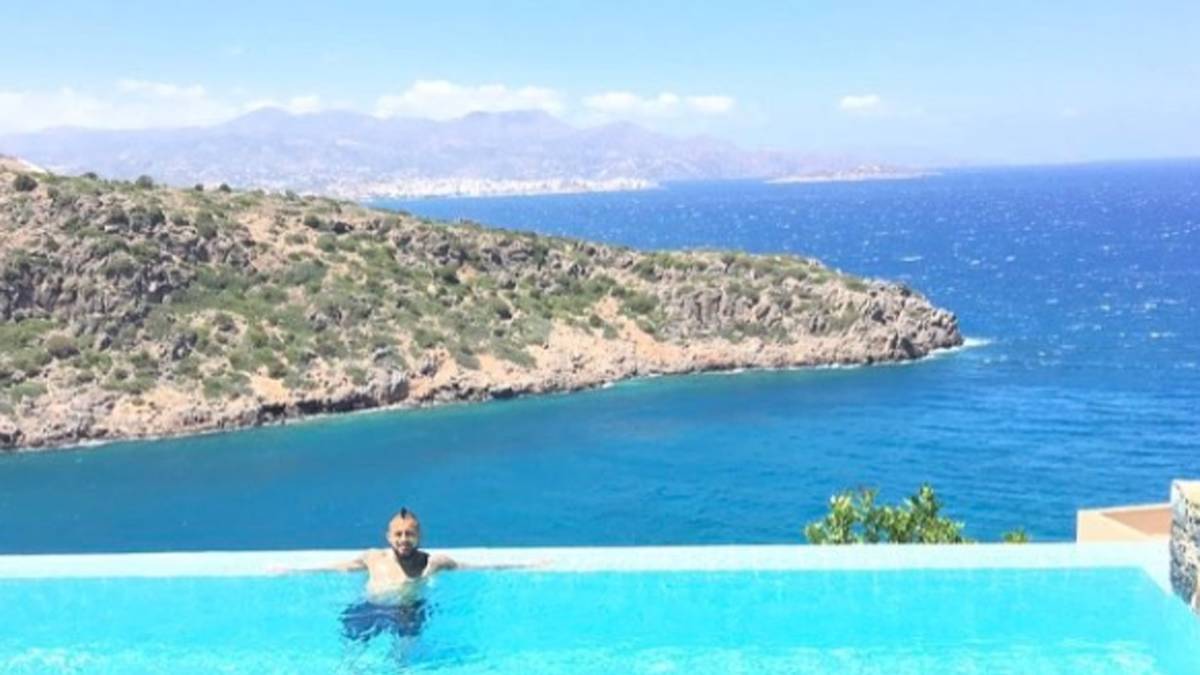 Auch Arturo Vidal erholt sich nach dem Confed Cup. Der Bayern-Star sonnt sich in einem Pool. Zur Not könnte er auch ins Meer gehen. Es gibt Schlimmeres im Leben... 