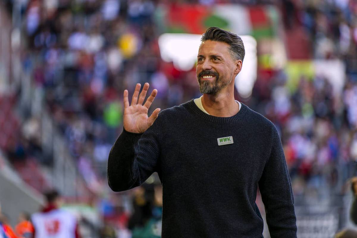 Sandro Wagner gelingt mit Augsburg ein kleiner sportlicher Befreiungsschlag. Mit seiner "Plapper"-Geste direkt nach Abpfiff sorgt der Trainer allerdings für Wirbel.