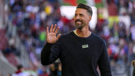 Sandro Wagner gelingt mit Augsburg ein kleiner sportlicher Befreiungsschlag. Mit seiner "Plapper"-Geste direkt nach Abpfiff sorgt der Trainer allerdings für Wirbel.