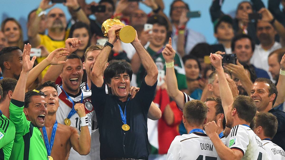 2014 ist es vollbracht: Nach zehn Jahren als Coach beim DFB - acht davon als Bundestrainer - führt Joachim Löw die deutsche Nationalmannschaft zum WM-Titel in Brasilien Auf dem Weg sorgte das 7:1 im Halbfinale gegen den Gastgeber für ein absolutes Highlight. Nach dem Turnier beendet Löw die Spekulationen um einen vorzeitigen Abschied
