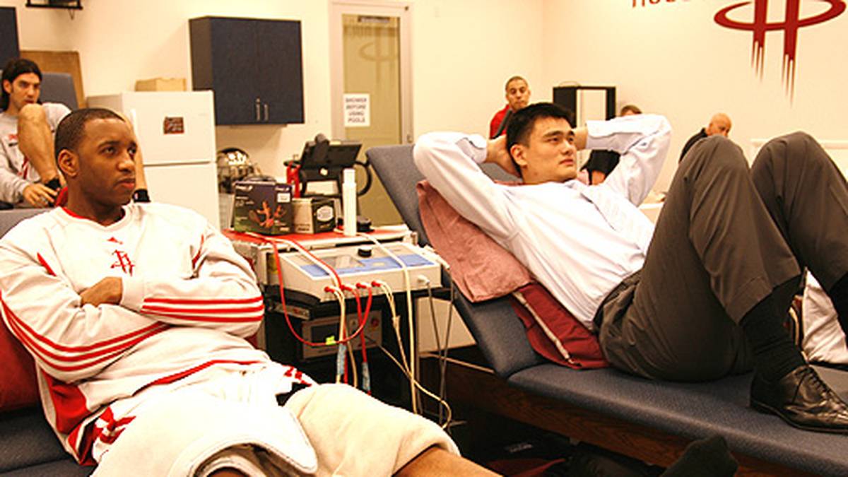 Auf dem Court stehen Yao und der Super-Scorer freilich nur noch selten gemeinsam. Immer wieder erwischen beide ihre großen Schwächen. Beim Chinesen sind es meist Fußprobleme. McGrady kämpft neben dem Rücken immer öfter mit Knie- und Schulterverletzungen. Regelmäßig kann er nur mit Schmerzmitteln auflaufen