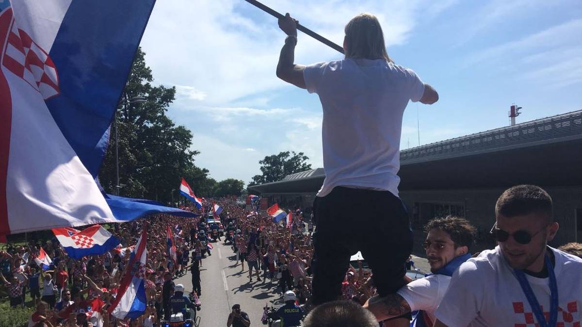 Mit Bussen geht es schließlich im Schritt-Tempo zum Ban-Jelacic-Platz, wo sich rund 100.000 Fans versammelt haben