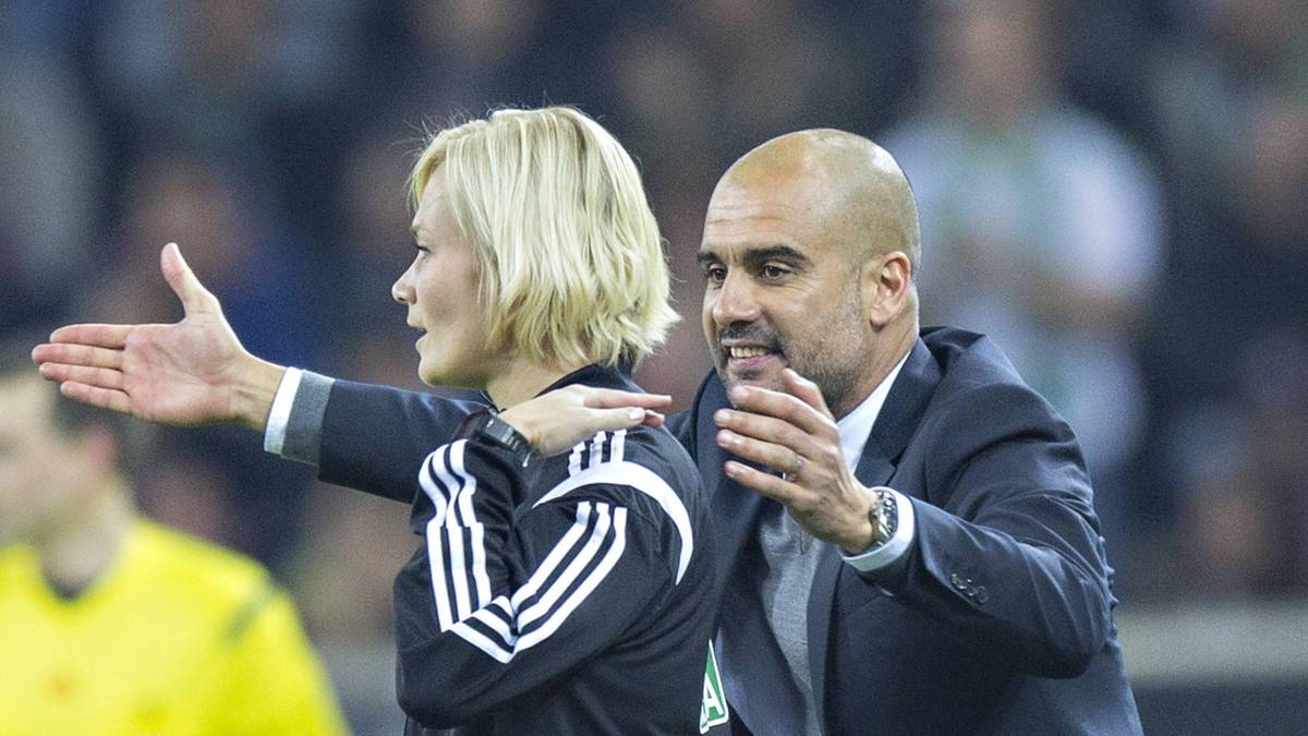 Guardiola geht auch bei Bibiana Steinhaus auf Tuchfühlung. In Mönchengladbach tätschelt er der Vierten Offiziellen den Rücken. Steinhaus lässt sich aber nicht auf die Annährungsversuche ein und zeigt Guardiola die kalte Schulter