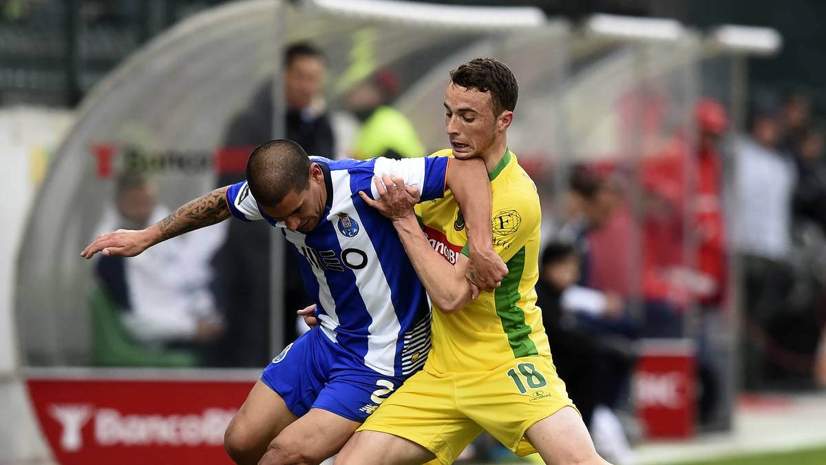 Atletico-Coach Diego Simeone hat eine neue Offensive zusammengestellt, die sich sehen lassen kann. Mit dem 19-jährigen Portugiesen Jota (r.) lotste er ein entwicklungsfähiges Talent für die Außenbahnen in die spanische Hauptstadt, das zuletzt im Trikot von Pacos Ferreira für Furore gesorgt hatte. Jedoch ist die Konkurrenz bei Atletico in Anbetracht der weiteren Transfers riesig
