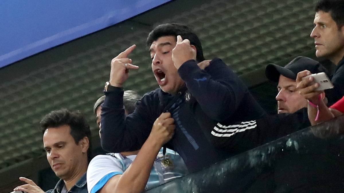 Beim 2:1-Siegtor von Marcos Rojo flippt Maradona komplett aus und zeigt den Gegnern den Mittelfinger