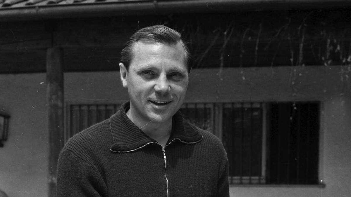 PLATZ 6: Max Morlock (1. FC Nürnberg) - 38 Jahre, 11 Monate, 28 Tage - Der legendäre Club-Stürmer, Rekordspieler und -torjäger in der Oberliga Süd, traf auch in der Bundesliga für seine Clubberer noch achtmal in 21 Spielen