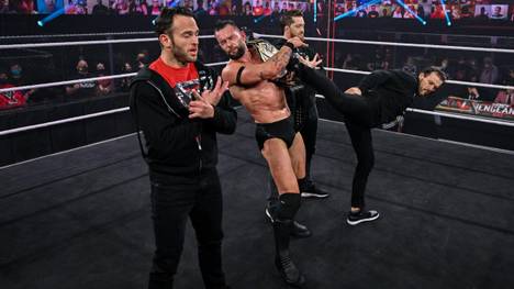 WWE-Star Adam Cole streckt bei NXT Takerover Champion Finn Balor nieder