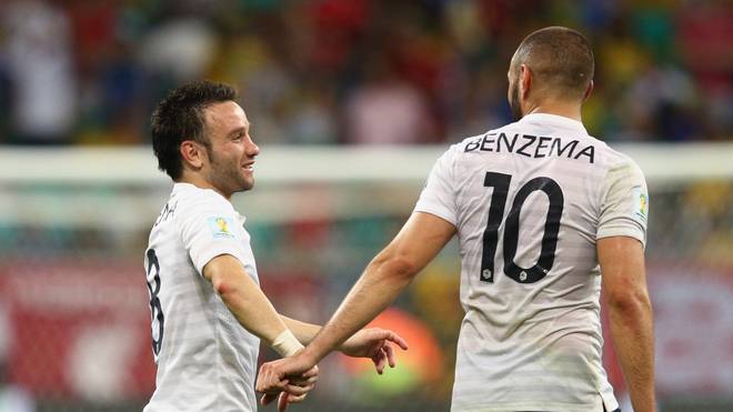 Temps révolus: Valbuena (à gauche) et Benzema applaudissent ensemble dans leur tenue nationale