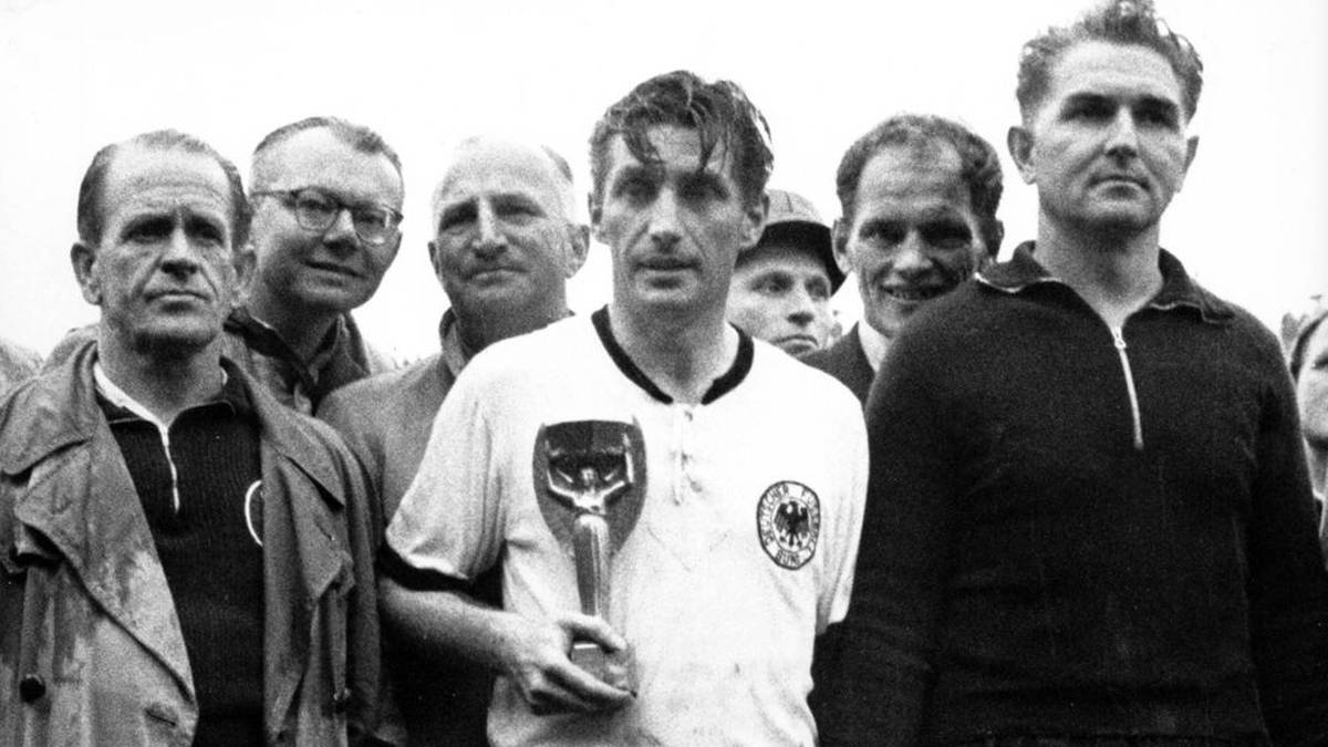 Toni Turek (r.), Fritz Walter und Trainer Sepp Herberger (l.) mit dem WM-Pokal 1954