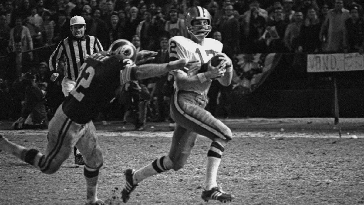 ROGER STAUBACH: Wurde im Trikot der Dallas Cowboys zur Legende. Nachdem er vier Jahre aufgrund seiner Zeit in der Navy (u.a. im Vietnam-Krieg) verpasste, führte er Dallas zu neun siegreichen Saisons in Folge - inklusive zweier Super-Bowl-Titel.