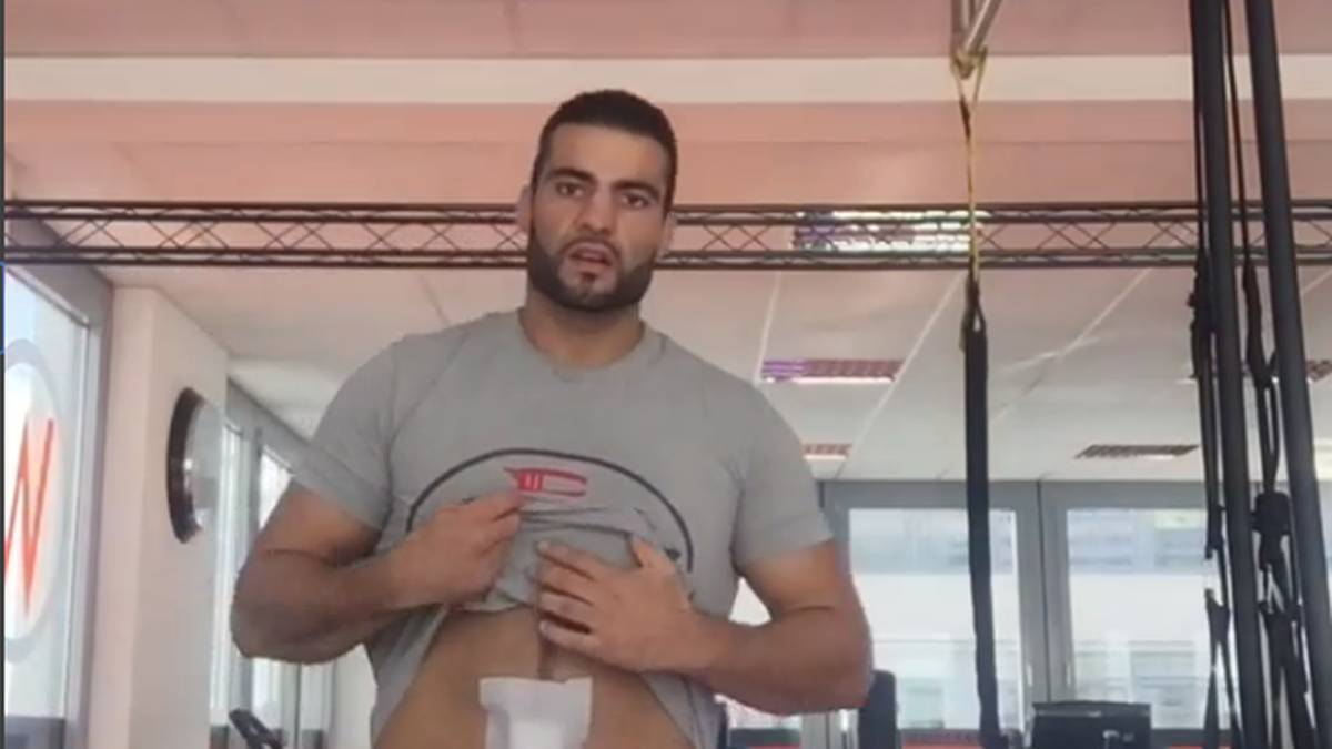 Grund des Streits ist ein Facebook-Video, das die Niederlage Charrs gegen Mairis Briedis zeigt. Im Video beschimpfen sich beide Männer. Der Richter spricht anschließend von einem "an Peinlichkeit nicht zu überbietenden Hahnenkampf"