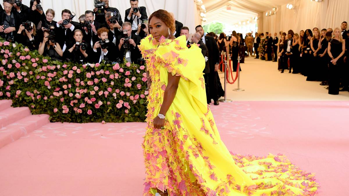 Im knallgelben Kleid mit Blumenapplikationen war Serena Williams DER Hingucker schlechthin. Dabei überließ die 37-Jährige nichts dem Zufall. Die Sportschuhe passten farblich ebenfalls zum Outfit
