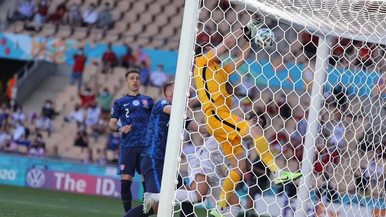 Slowaken-Keeper mit irrem Eigentor