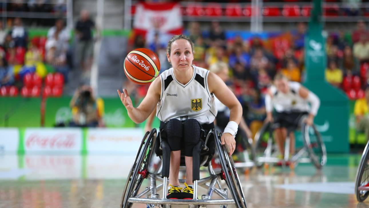 Basketballerin trägt deutsche Fahne