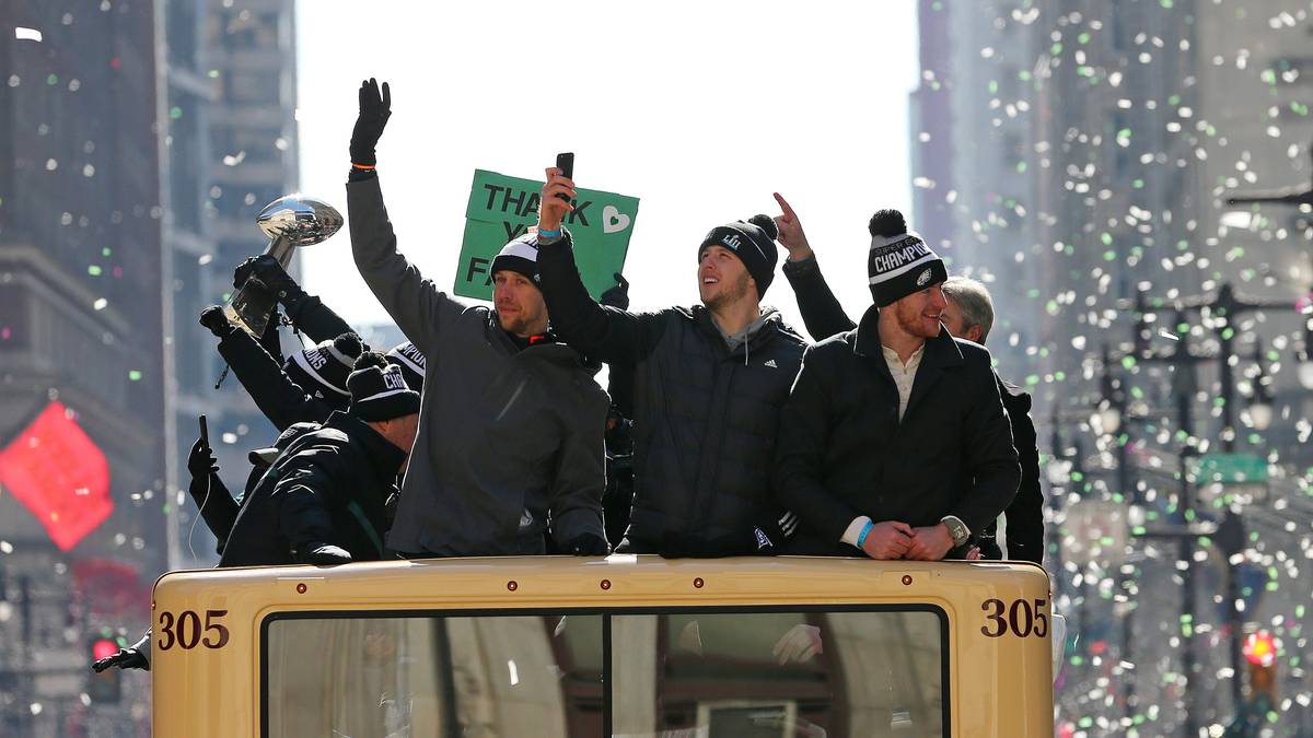 Ersatz-Quarterback Nick Foles mit der Vince Lombardi Trophäe