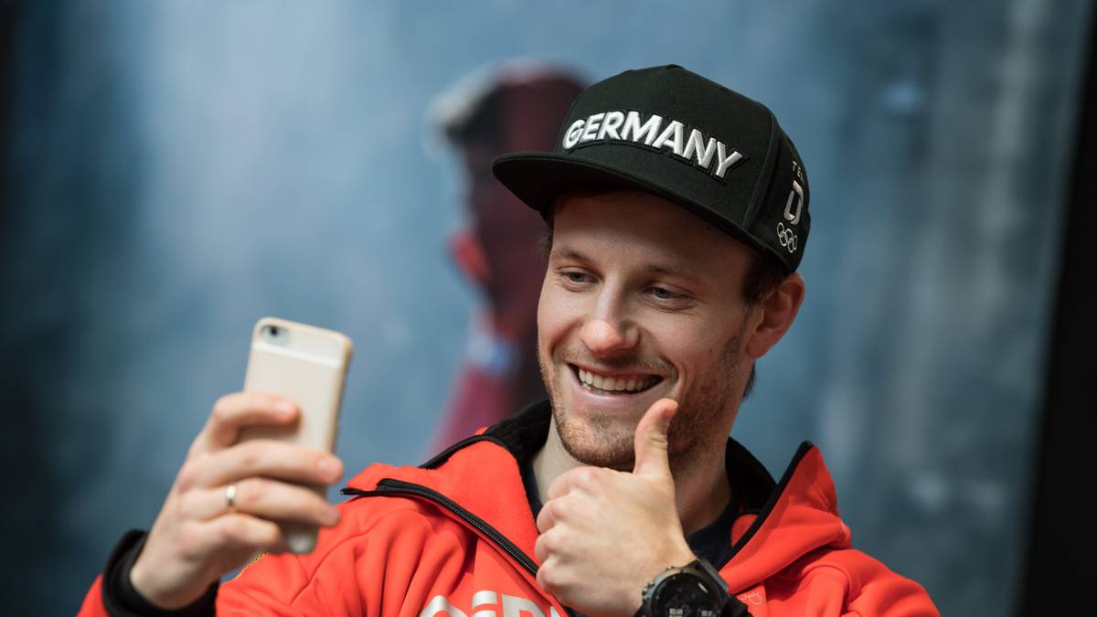 Rennrodler Tobias Arlt teilt sein Outfit gleich mal mit seinen Followern in den sozialen Medien...