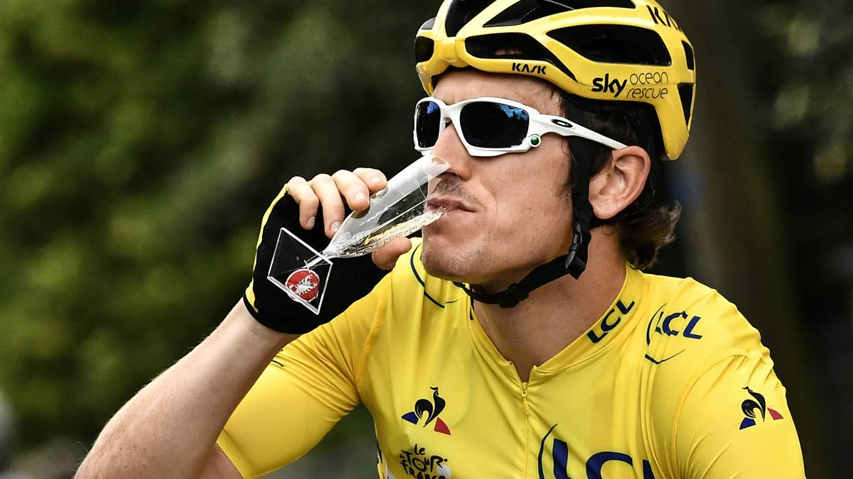 ... und genehmigt sich einen großzügigen Schluck. Prost!