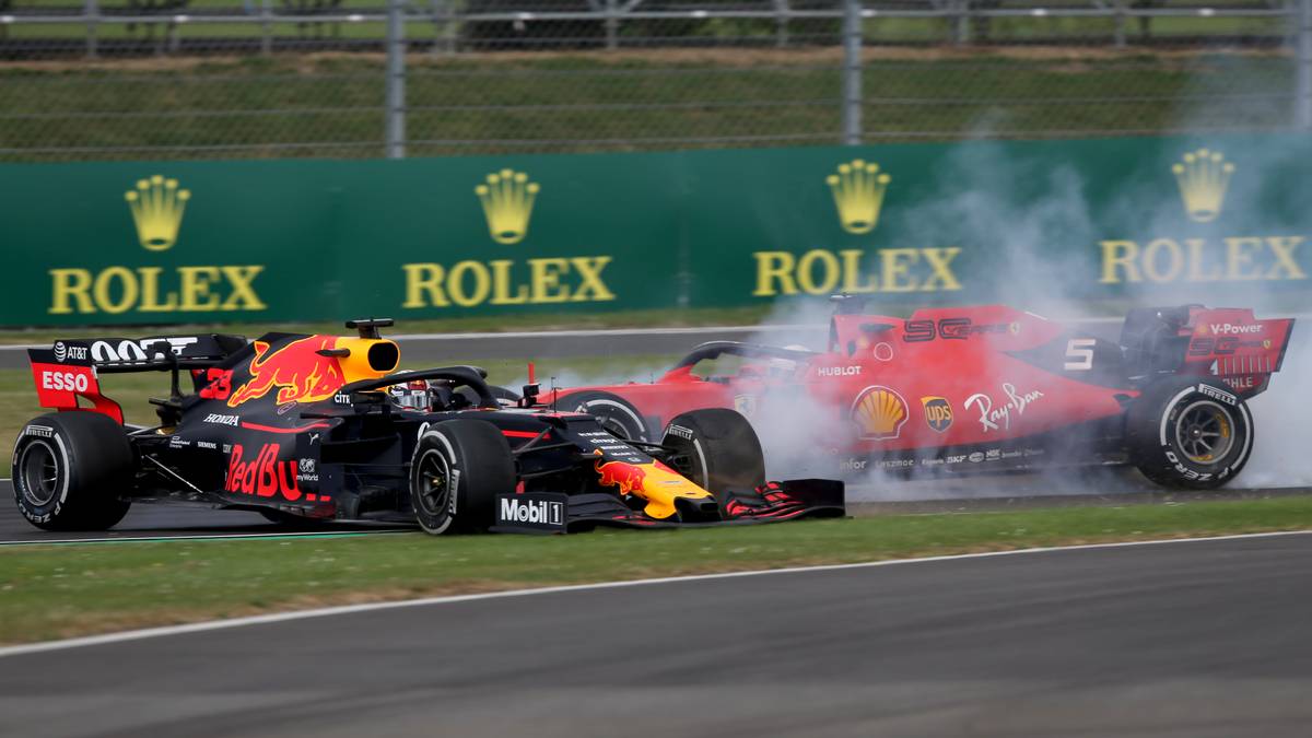 Beide Boliden beginnen sich zu drehen und rutschen ins Kies