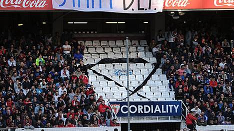 Fans des FC Sevilla gedenken des getöteten La-Coruna-Fan