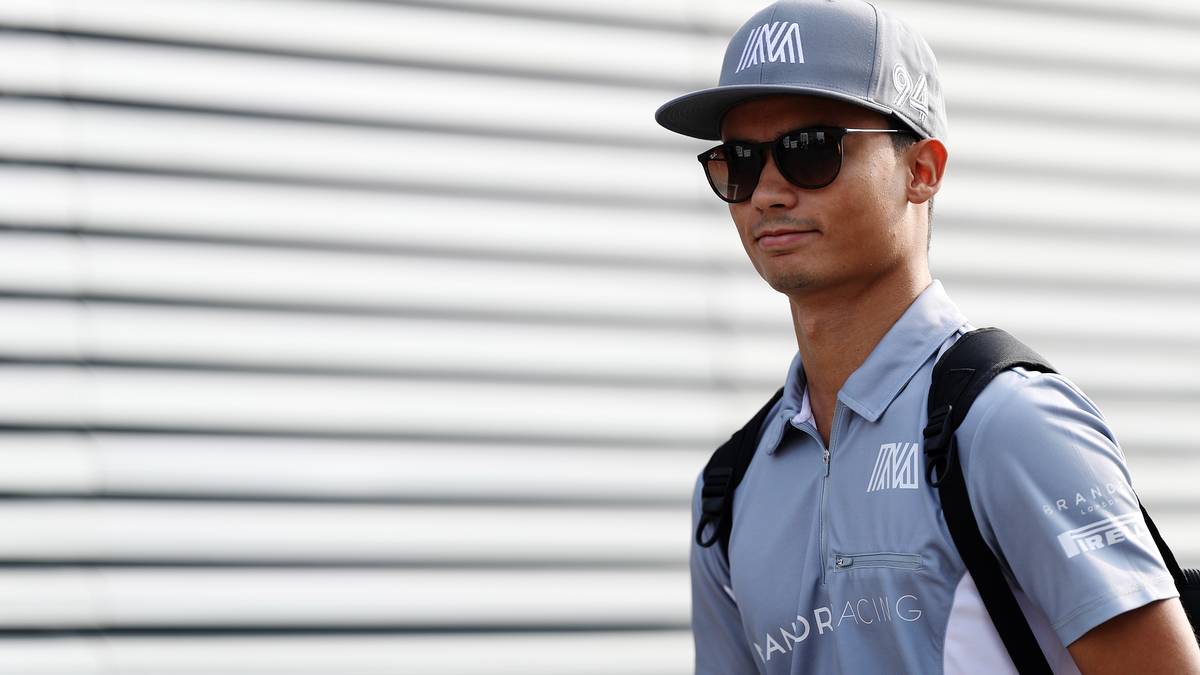 Am Dienstag ließ Wolf die Aktien für Wehrlein dann aber doch etwas sinken: "Wenn ich eine Weihnachtswunschliste machen würde, dann würde ich mir bei ihm noch ein Jahr oder zwei Jahre wünschen in einem Mittelfeldteam, hegte der Mercedes-Sportchef bei der "dpa" Zweifel an der Reife des Youngsters für das silberne Cockpit