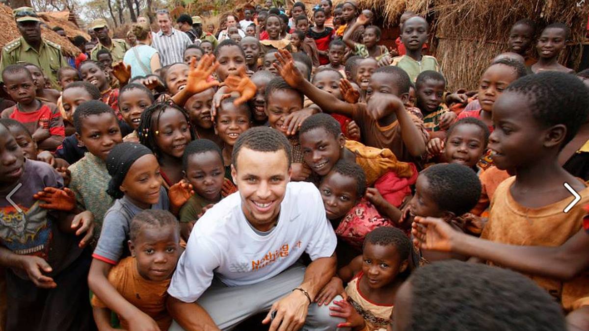 2013 reist er im Rahmen eines Projekts, das sich für an Malaria erkrankte Menschen einsetzt, nach Tansania