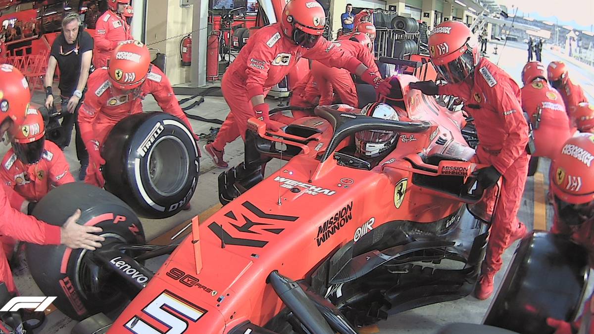 Sebastian Vettel hat in den ersten Runde erneut Probleme mit den Reifen. Die Box entscheidet sich bereits in Runde 13 für einen Reifenwechsel, verpatzen diesen jedoch. Durch die Probleme fällt Vettel zurück