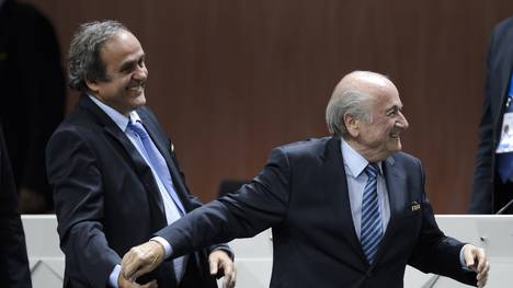UEFA-Boss Michel Platini und FIFA-Präsident Joseph. S. Blatter sind bester Laune